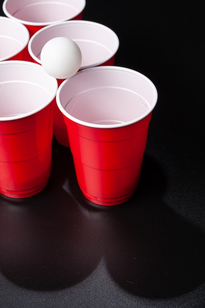 Foto de bodegón de un juego de beer pong