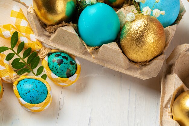 Foto de bodegón de muchos coloridos huevos de Pascua