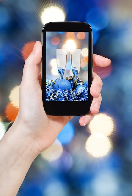 Foto foto bodegón navideño sobre fondo azul