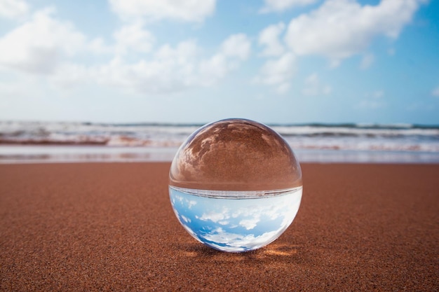 Foto de bola de cristal en la playa