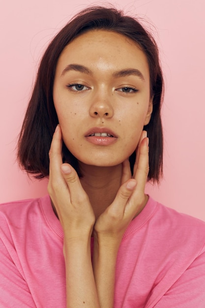 Foto bonita chica verano estilo camiseta rosa estudio aislado fondo