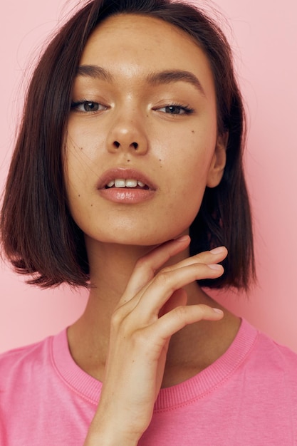 Foto bonita chica verano estilo camiseta rosa estudio aislado fondo