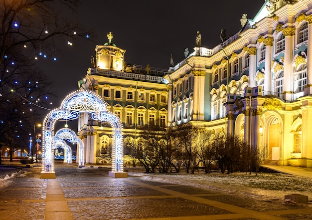 Foto bonita da noite palace square st. petersburg. árvore de natal de ano novo. palácio de inverno