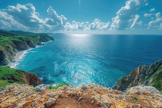 Una foto desde el borde de un acantilado alto que muestra una impresionante vista del océano