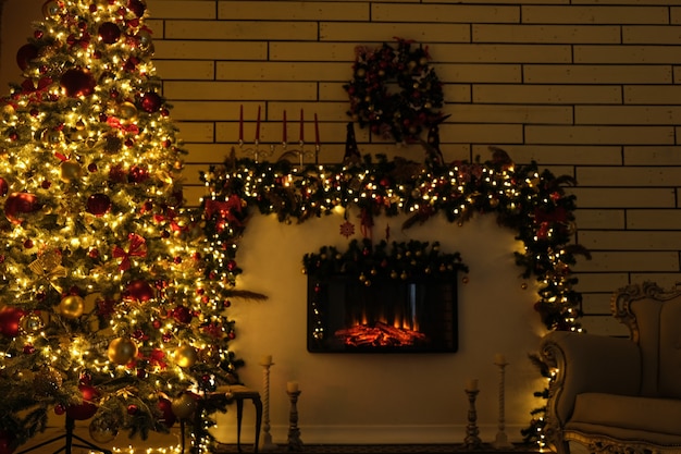 Foto borrosa de un árbol de Navidad con luces de decoración navideña y una chimenea.