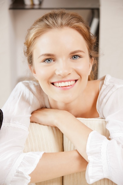 Foto brilhante de adolescente feliz e sorridente