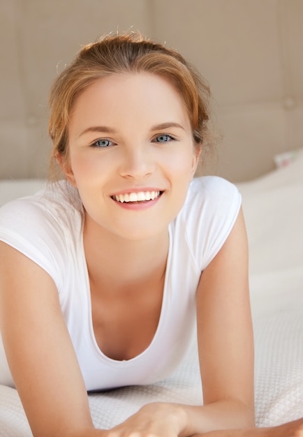 Foto brilhante de adolescente feliz e sorridente