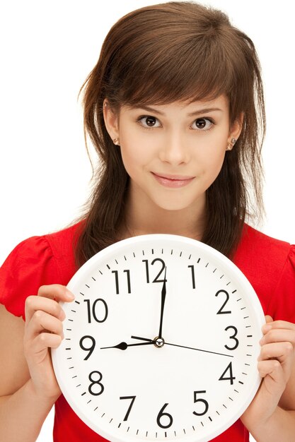 foto brilhante de adolescente segurando um grande relógio