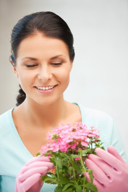 foto brilhante de adorável dona de casa com flor