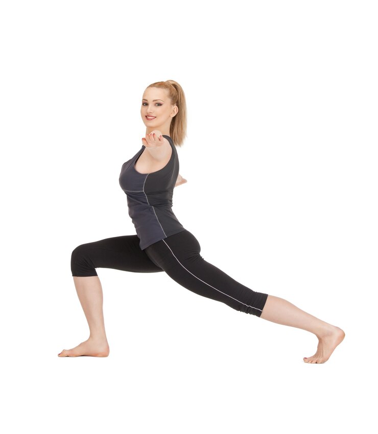 Foto foto brilhante de adorável instrutor de fitness sobre branco