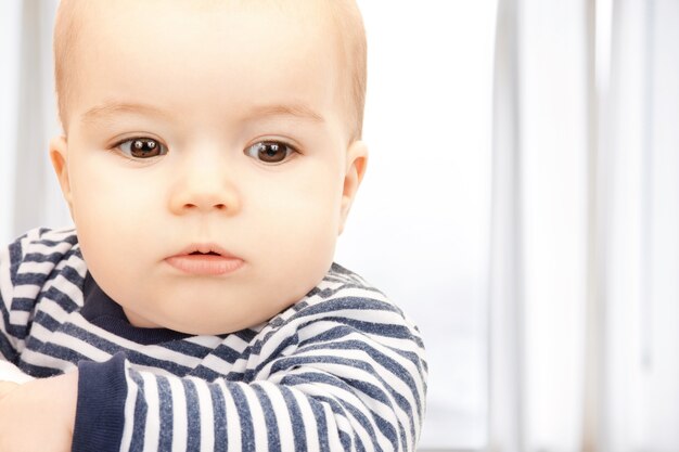 foto brilhante de bebê adorável em casa