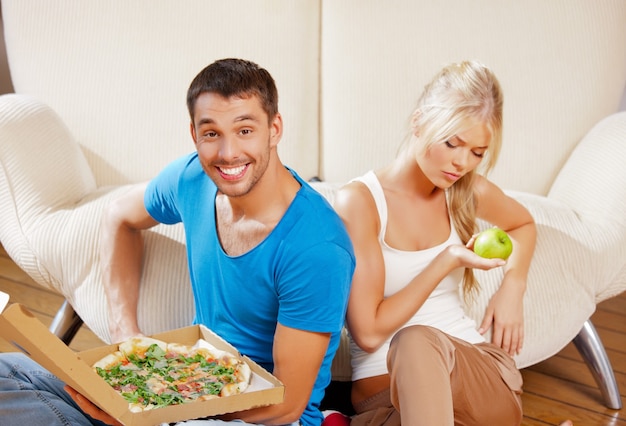 Foto brilhante de casal comendo comida diferente