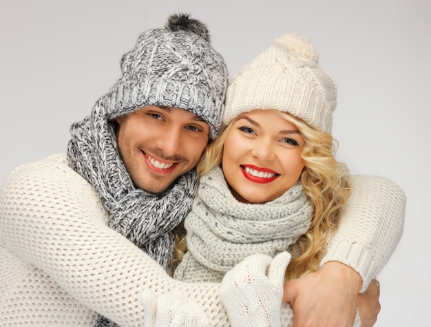 foto brilhante de casal de família com roupas de inverno