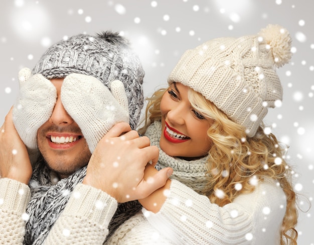 foto brilhante de casal de família com roupas de inverno