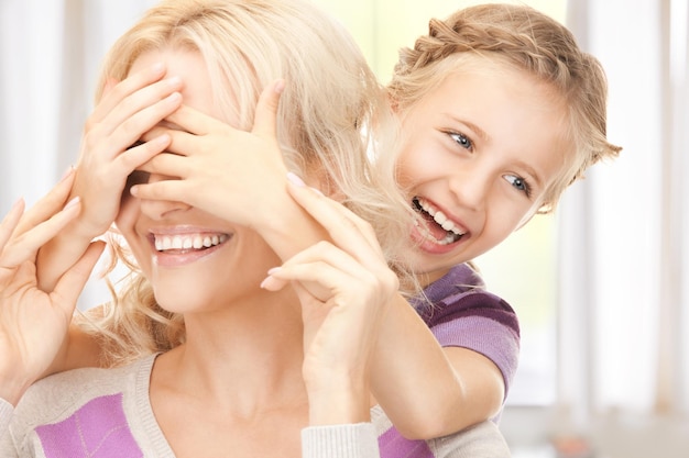 foto brilhante de mãe feliz e menina