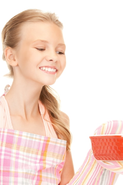 foto brilhante de menina cozinhando sobre branco