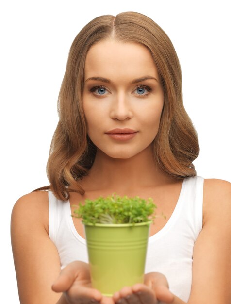 foto brilhante de mulher com grama verde no vaso