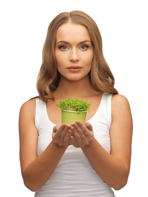 foto brilhante de mulher com grama verde no vaso