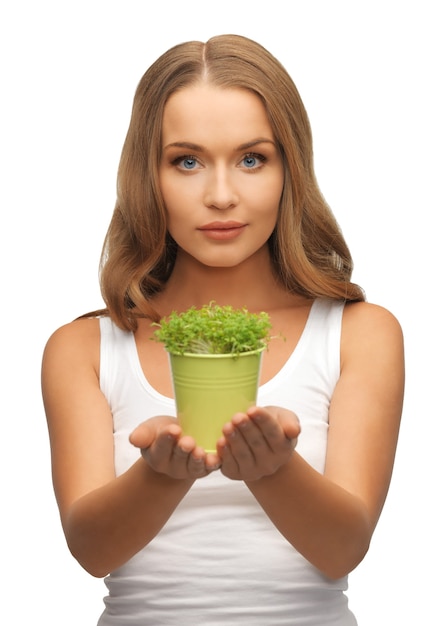 foto brilhante de mulher com grama verde no vaso