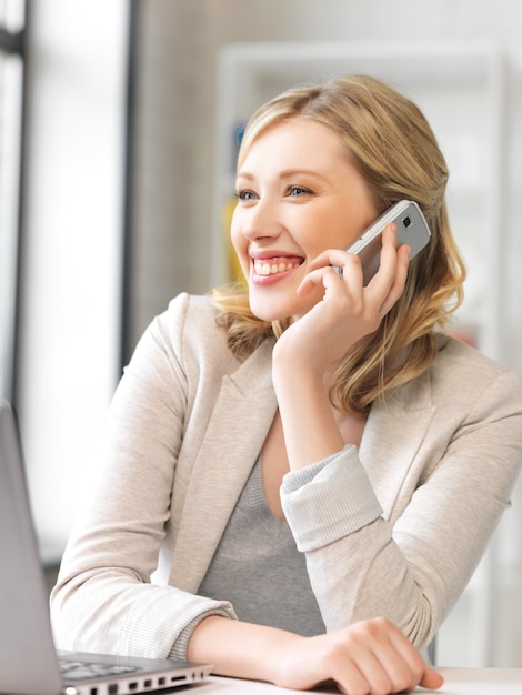 Foto brilhante de mulher de negócios com telefone celular