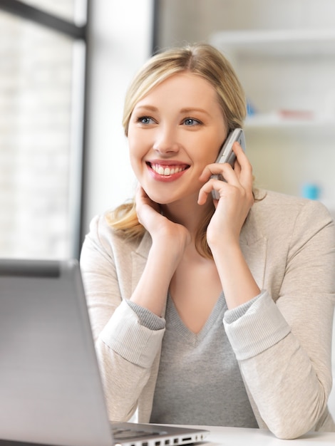 foto brilhante de mulher de negócios com telefone celular