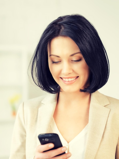 foto brilhante de mulher de negócios com telefone celular