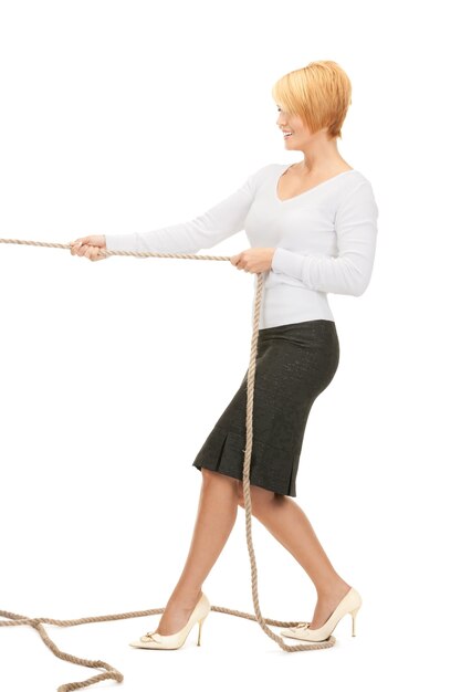 foto brilhante de mulher de negócios puxando corda
