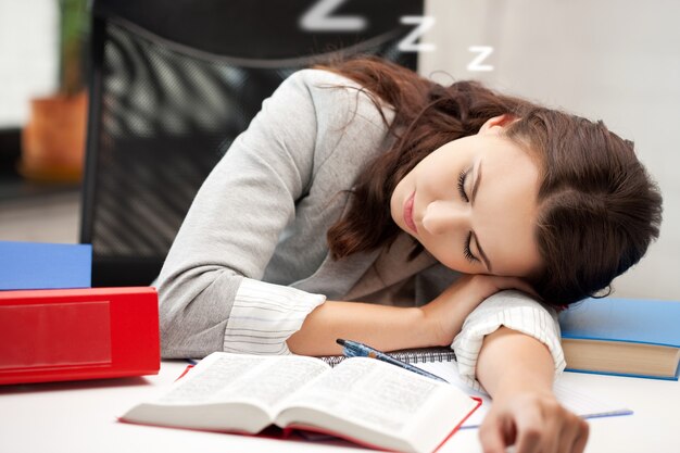 foto brilhante de mulher dormindo com livro