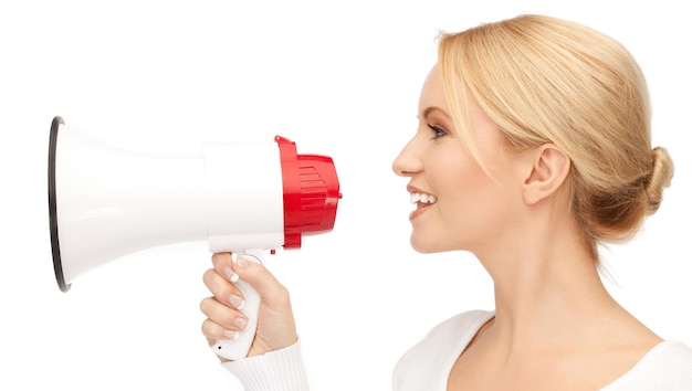 foto brilhante de mulher feliz com megafone