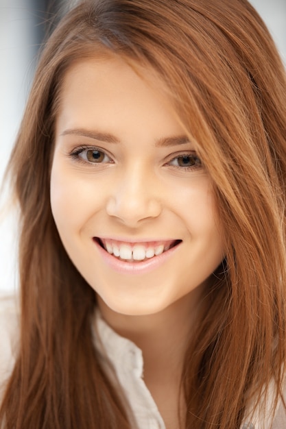 Foto foto brilhante de mulher feliz e sorridente