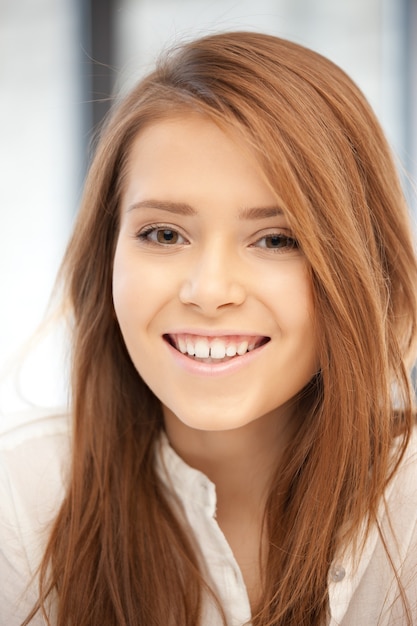 foto brilhante de mulher feliz e sorridente