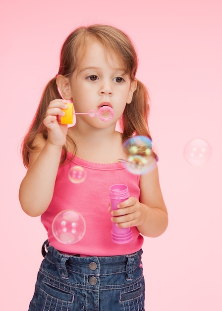 foto brilhante de uma linda menina com bolhas de sabão