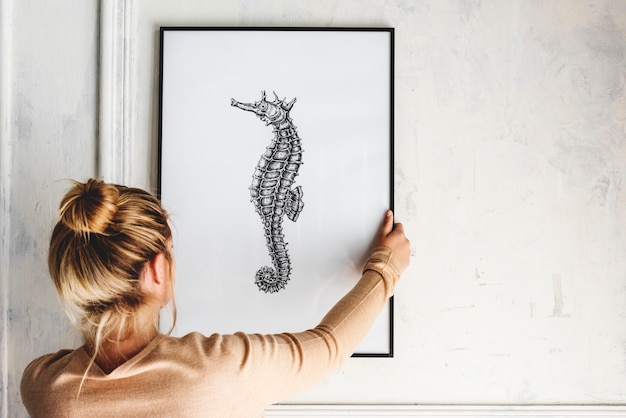 La foto del caballito de mar de dibujo a mano está colgando en la pared