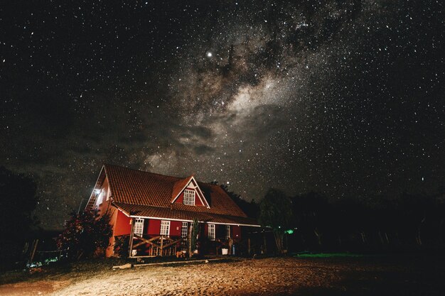 Foto de la cabaña marrón durante la noche estrellada Foto