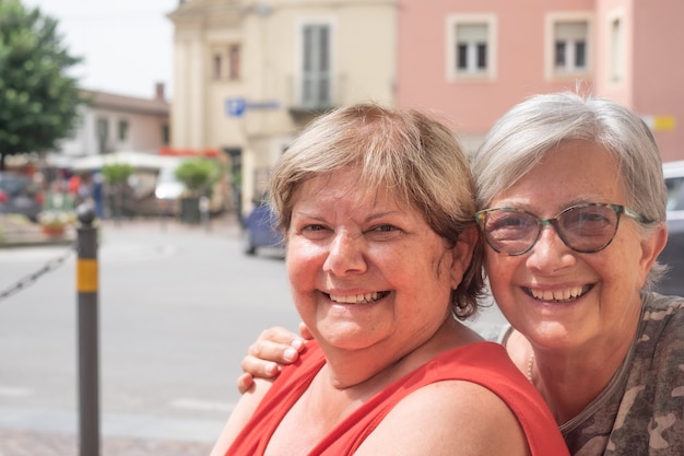 Foto de cabeza de dos mujeres maduras felices con un fondo de ciudad