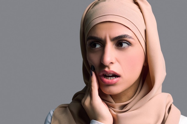 Foto foto de cabeza de una mujer joven en hijab beige