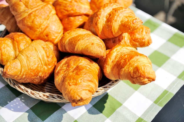 Foto de café al aire libre de croissants