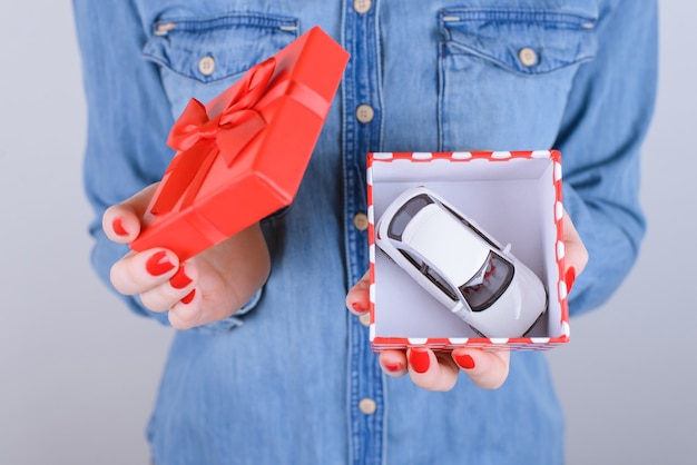 Foto de caja de regalo de apertura de brazos con modelo de coche