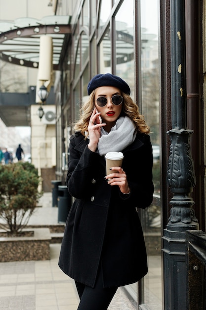 Foto de la calle de mujer joven con ropa clásica elegante