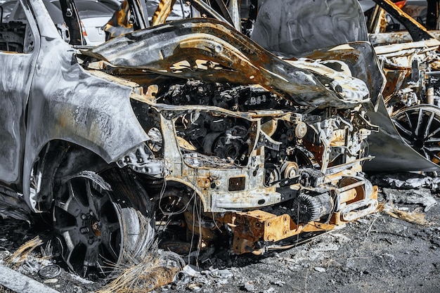 Foto del capó de un coche quemado Vehículos no recuperables destruidos por el fuego Montón de metal oxidado