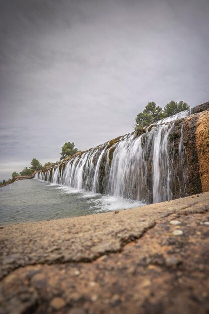 Foto foto de una cascada en la montaña