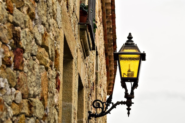 Foto centrada no encanto dos postes de iluminação forjados na cidade de Pals de Girona.