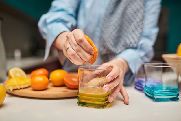 Una foto de cerca de la mano de una mujer cortando y preparando frutas para hacer un batido saludable El concepto de un estilo de vida saludable