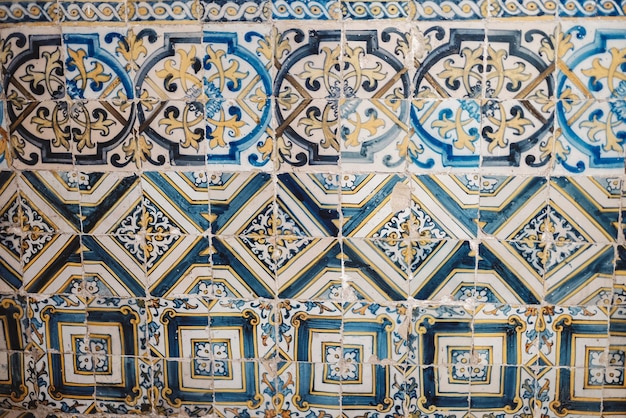 Una foto de cerca de una pared colorida con azulejos de cerámica en Caminha Portugal