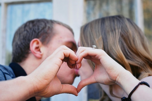 Una foto de cerca de una pareja besándose