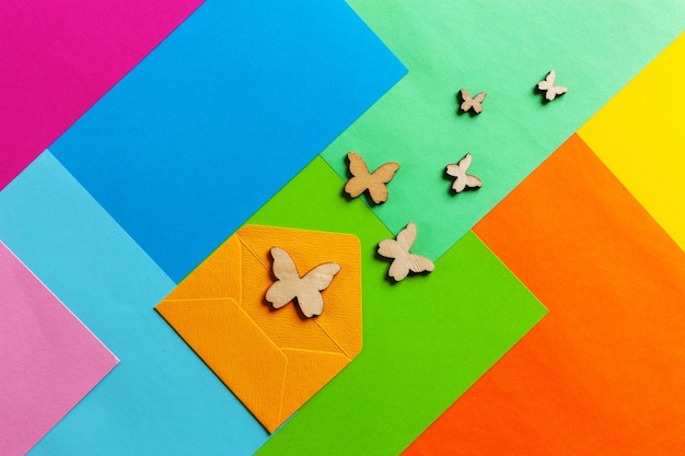 Foto de cerca de siluetas de batterflies sobre fondo de papel de colores multicolor. Vista superior, primavera y varios días festivos y concepto de eventos.