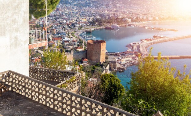 Foto de cerca de la torre roja de alanya antalya