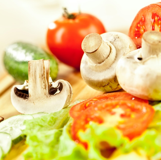 Foto de champiñones, champiñones, pepinos y tomates.