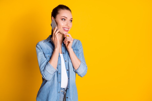 Foto de chica curiosa llamada amigo teléfono inteligente escuchar planes de verano de fin de semana tocar barbilla dedo mirar copyspace pensar pensamientos llevar elegante traje de moda aislado brillante fondo de color