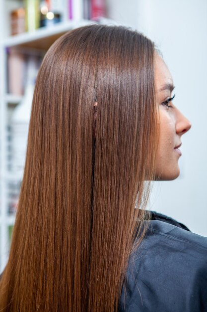 foto de una chica europea con el pelo largo y hermoso moreno en el salón de belleza cabello brillante